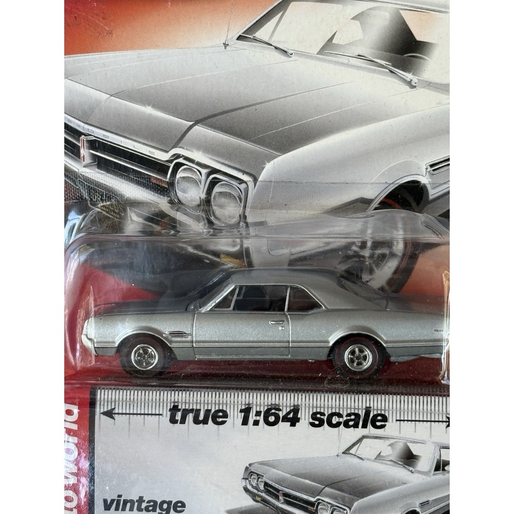 Auto World Vintage Muscle 1966‎ Oldsmobile 442 Silver New On Card T2
